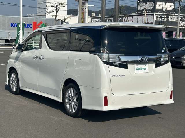 【左斜後】お車を左後ろから見るとこのような感じになります。テールランプやドアバイザー等装備品を確認できます。