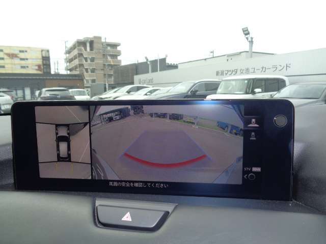 360°モニター付きです。駐車時以外に、狭路等の走行中にも使用が可能です。