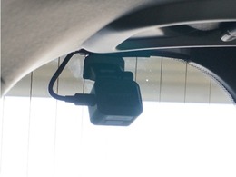 この車にはリアにもドライブレコーダーを装備しております◆映像・音声などを記録する自動車用の装置です。　もしもの事故の際の記録はもちろん、旅行の際の思い出としてドライブの映像を楽しむことができます。