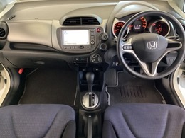 車内のインパネ周りはスタイリッシュなデザインです。グローブボックスやカップホルダーのほかにトレーなどたくさんの収納スペースが付いています。