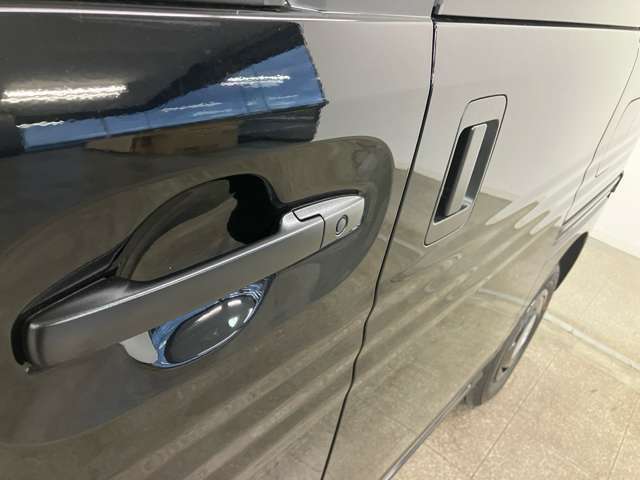 届出済未使用車なので内外装共に使用感がなくおろしたての気分が味わえます。また、高年式なので、数年後に乗り換えるなんて時も乗り方次第では下取り費用の金額もある程度見込めるのではないでしょうか？