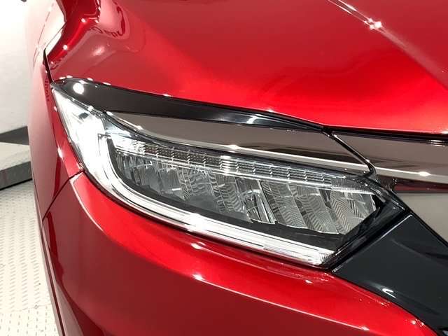 LEDヘッドライトは、点灯の瞬間から最大光量を発揮し、突然暗くなるトンネルなどでの安定感を高めます。
