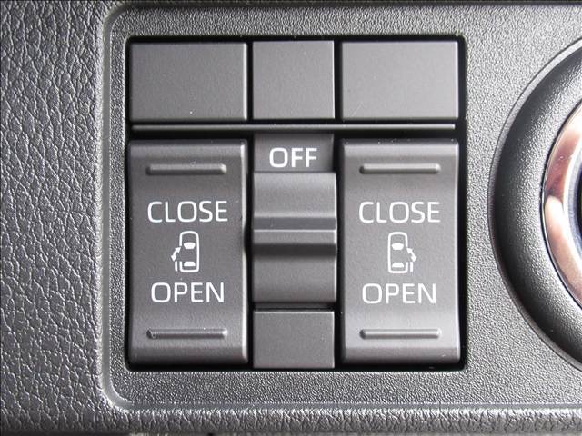 【両側電動スライド】両側をボタン一つで開閉できるのでラクラクです。ご家族で利用するにはとても便利な機能になります。