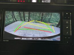 【バックカメラ】駐車時に後方がリアルタイム映像で確認できます。大型商業施設や立体駐車場での駐車時や、夜間のバック時に大活躍！運転スキルに関わらず、今や必須となった装備のひとつです！