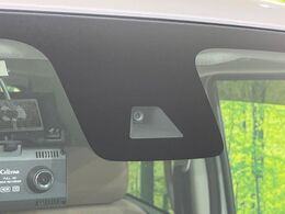 【エマージェンシーブレーキ】走行中に前方の車両等を認識し、衝突しそうな時は警報とブレーキで衝突回避と被害軽減をアシスト。より安全にドライブをお楽しみいただけます。