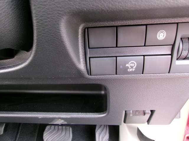 アイドリングストップ機能付です。特別な操作をしなくても、普段通りの運転をするだけで、エコドライブができる機能です。OFFボタンがありますので、必要に応じて使い分けてください。