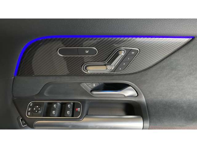【メモリー付パワーシート】シートをかたどった調整スイッチはメルセデス・ベンツが特許を持っています。様々な体型の乗員に合わせた、きめ細かい調整が可能になっています。