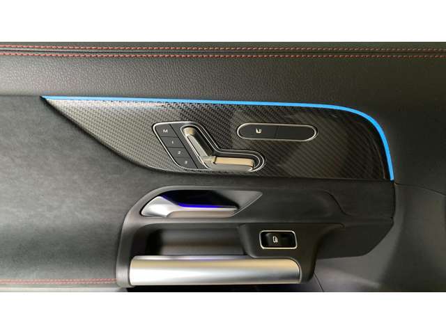 【メモリー付パワーシート】シートをかたどった調整スイッチはメルセデス・ベンツが特許を持っています。様々な体型の乗員に合わせた、きめ細かい調整が可能になっています。