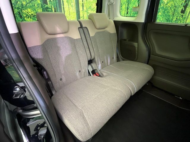 後部座席も気になるようなキズ・汚れやへたり等、大きなダメージはなく、良好な状態です。