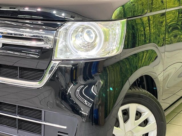 【LEDヘッドライト】悪天候や夜間走行時も良好な視界を確保し安心して運転できる高輝度LEDヘッドライトを装備！点灯速度が早く、消費電力も抑えられています。