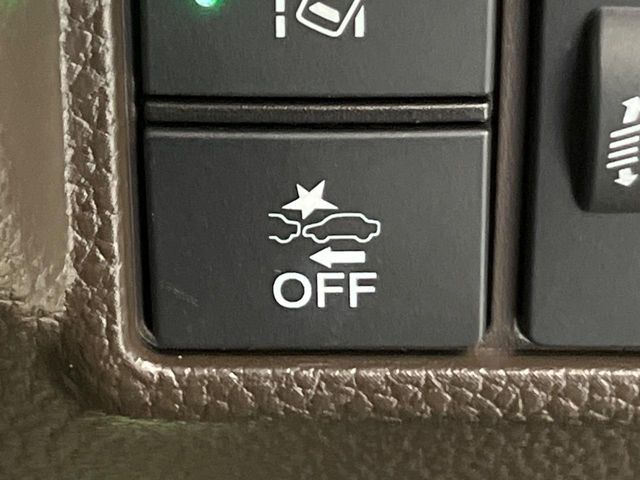 【ホンダセンシング】走行中に前方の車両等を認識し、衝突しそうな時は警報とブレーキで衝突回避と被害軽減をアシスト。より安全にドライブをお楽しみいただけます。