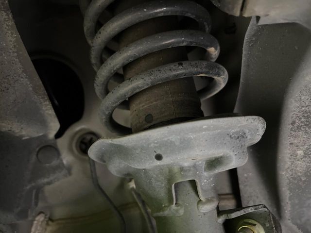 お車を安心してお乗りいただく為には、足回りの定期点検が欠かせません。サービスサポート（有償保証）では無料点検もご提供しており、安心のカーライフをお過ごしいただけるサポート体制が整っています。