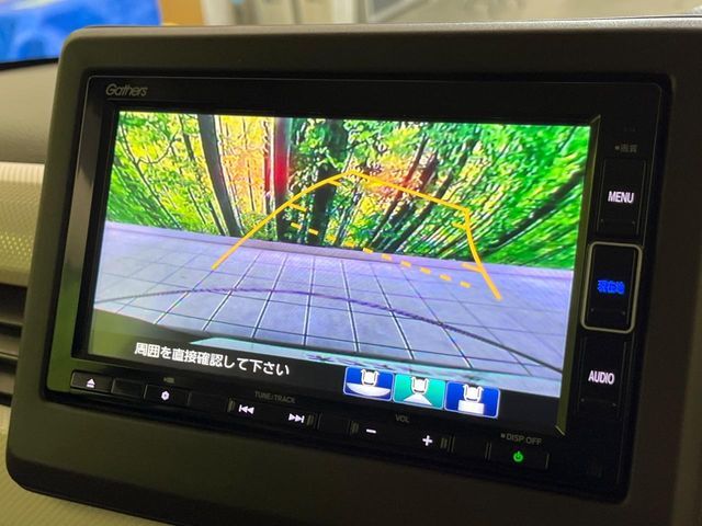 【バックカメラ】駐車時に後方がリアルタイム映像で確認できます。大型商業施設や立体駐車場での駐車時や、夜間のバック時に大活躍！運転スキルに関わらず、今や必須となった装備のひとつです！