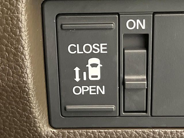 【パワースライドドア】スマートキーや運転席のスイッチでスライドドアの開閉が可能♪電動だから力を入れてドアを開ける必要が無く、小さいお子様でも、重い荷物を持っている時もラクに開け閉めできます♪