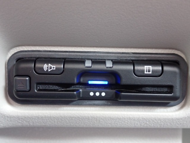 ■【ETC車載器】が装備されています。セットアップをしてお渡しとなり、ETCカードを差し込むだけで高速道路の利用が可能です。
