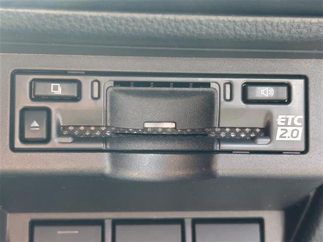 【ETC】有料道路を利用する際に料金所で停止することなく通過できる、ETC車載器（ノンストップ自動料金収受システム機器）が装備されています。セットアップを行うことで利用可能になります。