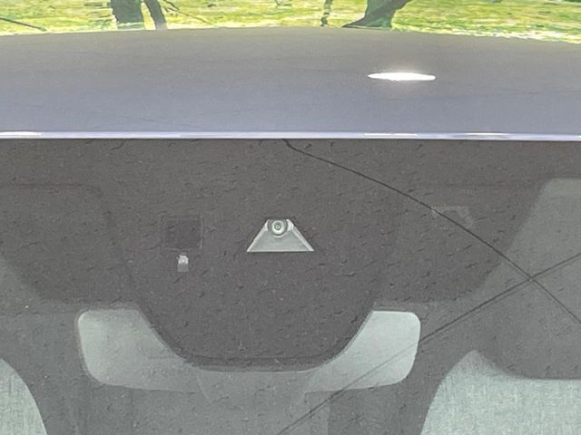 【i-ACTIVESENSE】走行中に前方の車両等を認識し、衝突しそうな時は警報とブレーキで衝突回避と被害軽減をアシスト。より安全にドライブをお楽しみいただけます。