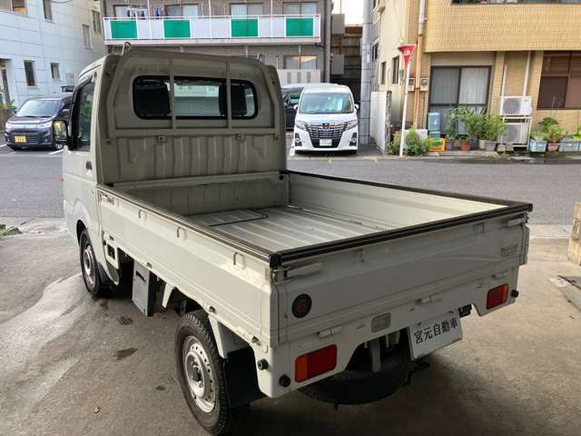 日本の軽トラは古くなっても海外で人気なうえに国内での需要も高いため高額となります。お求め安い価格で提供できる車両を探して仕入れております。