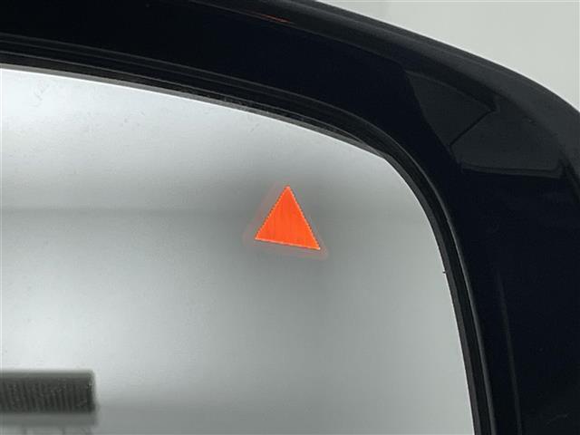 【BSM（ブラインドスポットモニター）】隣車線上の側方および後方から接近する車両を検知すると、検知した側のドアミラーが点灯。その状態でウインカーを出すと、インジケーターの点滅と警報音で警告します。
