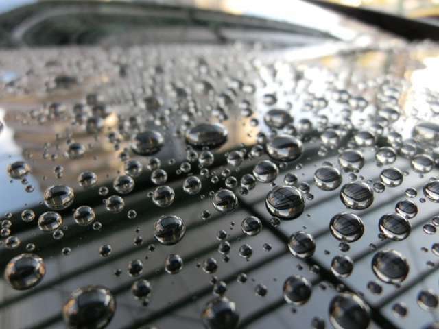 Aプラン画像：ガラスコーティングは硬い皮膜を形成しますので、洗車キズが軽減されるとも言われていますし、汚れの種類によっては軽い水洗いだけで簡単に落ちてくれます。