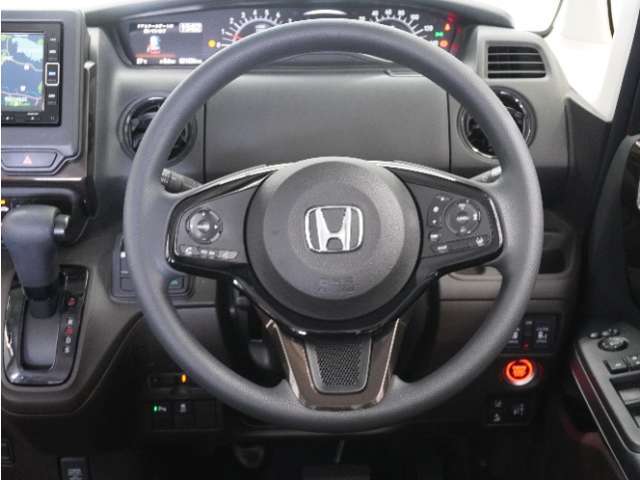 【Honda SENSING】 カメラ等装置で精度の高い検知能力を発揮、安全運転を支援します。ステアリング上のコントローラーに注目！