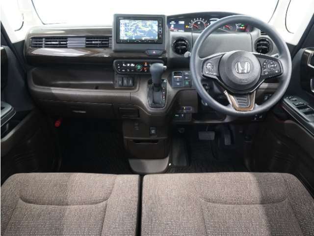 視界広々で運転しやすくロングドライブでも疲れを感じさせないすっきりとまとまったインパネ周りです。