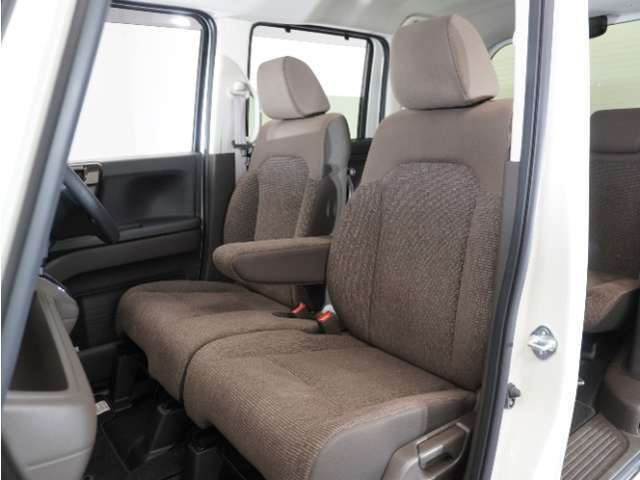 運転席と助手席は足元が繋がっているので自由に行き来しやすいので駐車場が狭いときでも助手席側からスムーズに乗り降りできて便利！