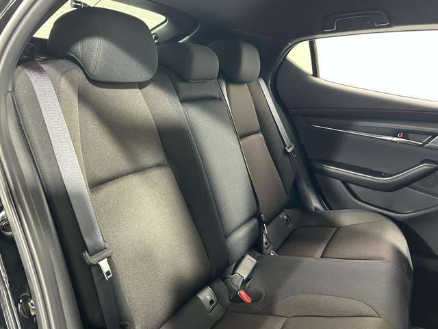 【2列目シート】店舗にて現車の確認も頂けますので、お電話で在庫のご確認の上是非ご来店くださいませ！！！後席モニター(フリップダウンモニター)の取付も可能です。