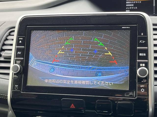 【バックカメラ】駐車時に後方がリアルタイム映像で確認できます。大型商業施設や立体駐車場での駐車時や、夜間のバック時に大活躍！運転スキルに関わらず、今や必須となった装備のひとつです！
