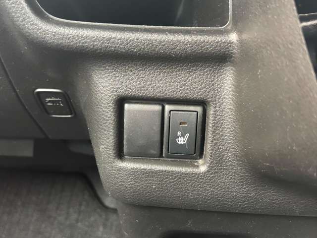 運転席シートヒーターで寒い朝も快適♪