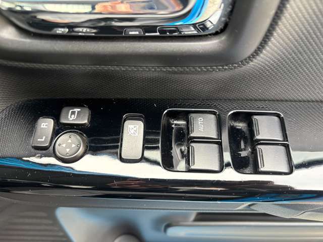 運転席側にあるドアミラーとパワーウインドウのスイッチです♪