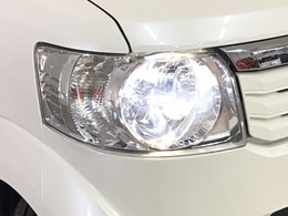 【HIDヘッドライト】夜道や雨天走行が明るく視界良好！！HID（ディスチャージ）ヘッドライト装備です！安心ドライブを楽しんで下さい♪明るいほうが、運転疲労を軽減できます♪