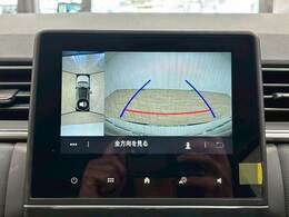 【全方位モニター】 クルマを上空から見下ろしているかのように、直感的に周囲の状況を把握できます。
