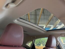 【サンルーフ】開放感たっぷりの希少装備、サンルーフが装着されています！車内に明かりを取り入れたり景色を楽しむ以外にも、車内の空気も簡単に換気できて快適です！
