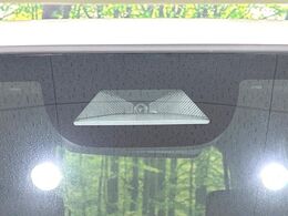 【ホンダセンシング】走行中に前方の車両等を認識し、衝突しそうな時は警報とブレーキで衝突回避と被害軽減をアシスト。より安全にドライブをお楽しみいただけます。