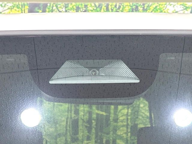 【ホンダセンシング】走行中に前方の車両等を認識し、衝突しそうな時は警報とブレーキで衝突回避と被害軽減をアシスト。より安全にドライブをお楽しみいただけます。