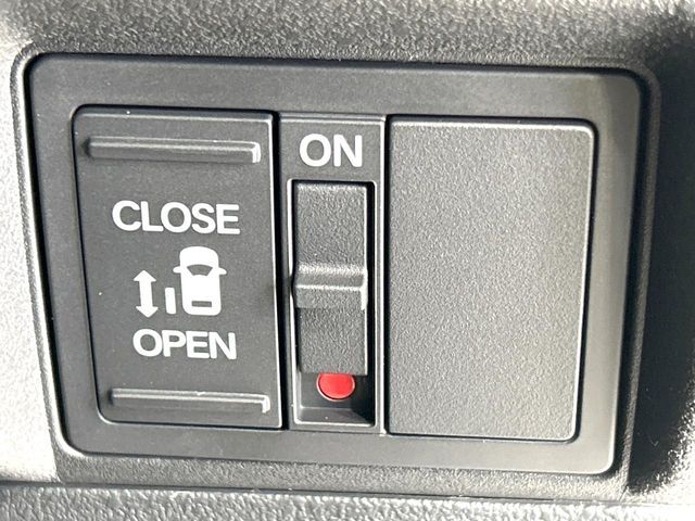 【パワースライドドア】スマートキーや運転席のスイッチでスライドドアの開閉が可能♪電動だから力を入れてドアを開ける必要が無く、小さいお子様でも、重い荷物を持っている時もラクに開け閉めできます♪