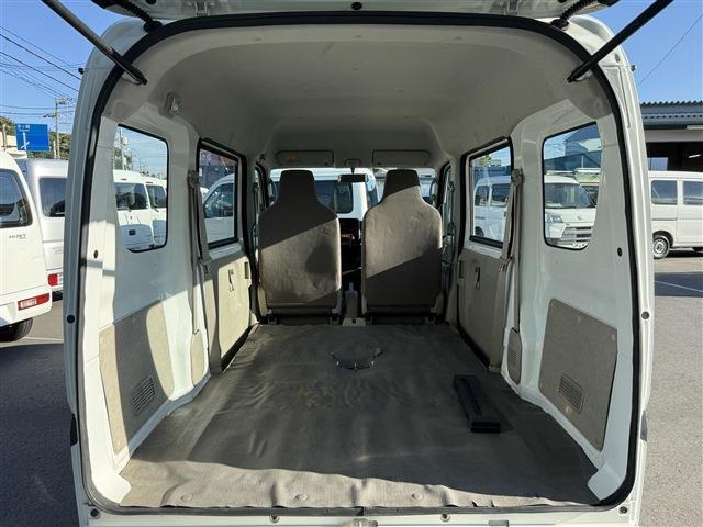荷室はシートフラットになるので、お仕事の道具などを積むのに便利です！