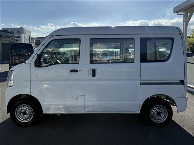 お客様に気持ちよく乗っていただくため、1台ずつルームクリーニングと外装磨きを行っております。