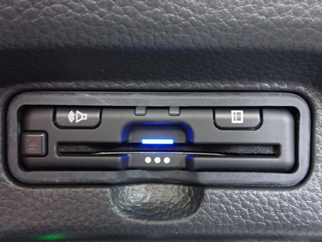 ■【ETC車載器】が装備されています。セットアップをしてお渡しとなり、ETCカードを差し込むだけで高速道路の利用が可能です。