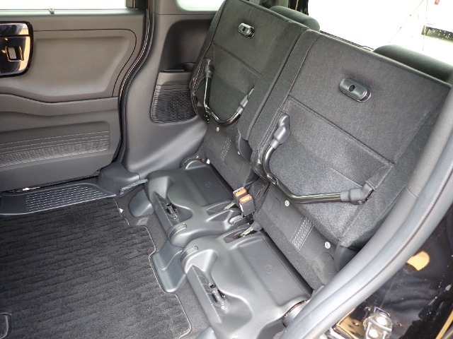 ◆チップアップ＆ダイブダウン機構付【ULTR SEAT】は後席座面を左右分割で跳ね上げることができます。トランクで積載できない背の高い荷物をラクラク収納できます。ホンダ車ならではの人気装備です。