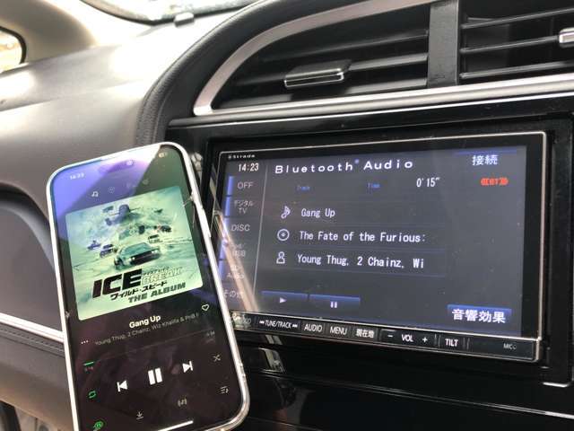 オーディオはパナソニック製SDナビが装備！機能はBluetooth対応、CD録音、CD/DVD再生、地デジTVなど多機能なナビです！！スマホと繋いで動画を見れるミラーリングキットの取付も可能です！