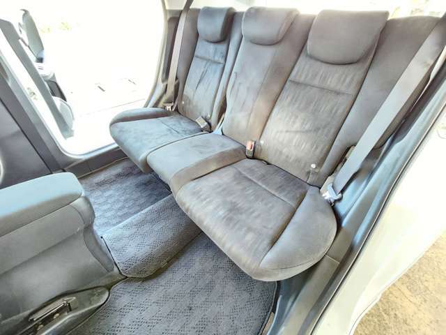 5人乗りの2列シート！人気オプションの革調シートカバーを装着すれば、車内の雰囲気も高級感がグッと増します！水分や泥汚れ等もすぐ落とせる実用的なメリットもあります！