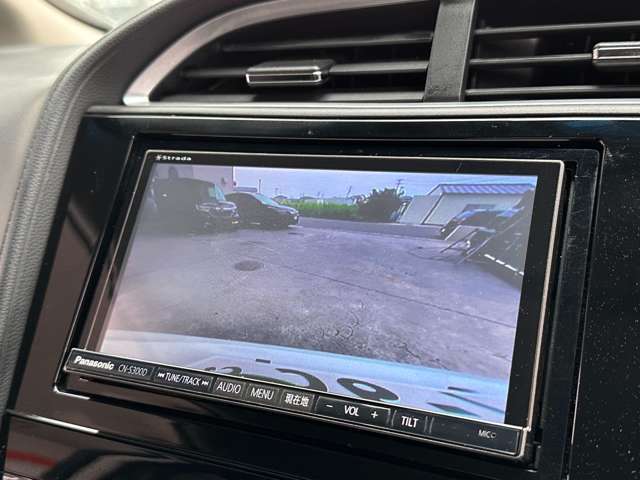 リアにはバックカメラが取り付けられております！シフトレバーをRに入れるだけで、後方の映像がナビに映し出されます！狭い駐車場や夜間など様々な場面で活躍してくれる機能の一つです！