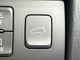【パワーバックドア】スマートキーや運転席のボタンを押すだけでリアゲートが自動で開閉します！荷物を持っている時や、高い位置にあるバックドアを閉める際に便利な機能です♪