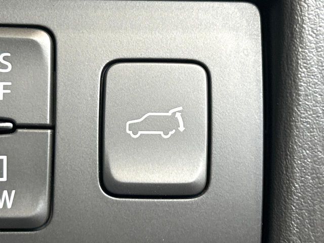 【パワーバックドア】スマートキーや運転席のボタンを押すだけでリアゲートが自動で開閉します！荷物を持っている時や、高い位置にあるバックドアを閉める際に便利な機能です♪