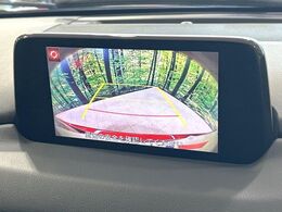 【バックカメラ】駐車時に後方がリアルタイム映像で確認できます。大型商業施設や立体駐車場での駐車時や、夜間のバック時に大活躍！運転スキルに関わらず、今や必須となった装備のひとつです！