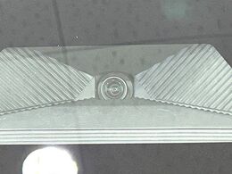 【ホンダセンシング】走行中に前方の車両等を認識し、衝突しそうな時は警報とブレーキで衝突回避と被害軽減をアシスト。より安全にドライブをお楽しみいただけます。