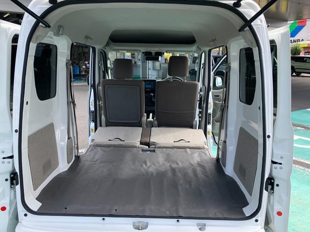 リヤシート両方倒せば大人2人が余裕で寝ころべます！