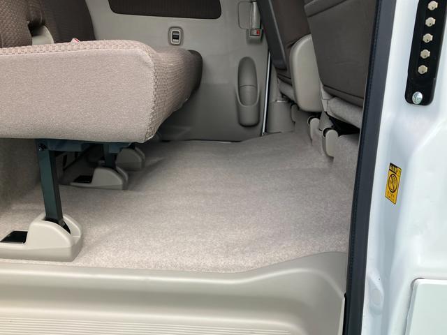 リヤも足元広々です！